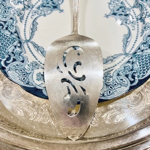 O3- Vintage 1951 Wm Rogers Silverplate Cake Pie Server Magnolia Pattern - Picture 5 of 10